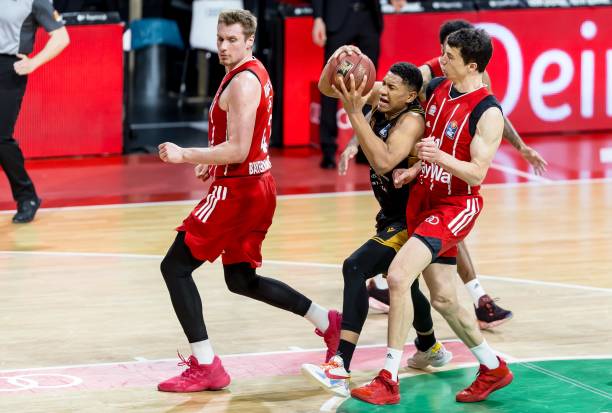 球迷齐喊梅西，C罗微笑回应：再大点声！12分钟传射+斩MVP 3场4球